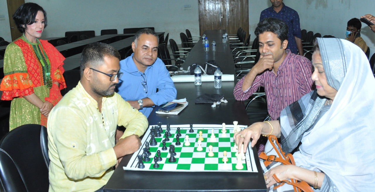 ডিআরইউ পরিদর্শন করলেন আন্তর্জাতিক দাবা মাস্টার রাণী হামিদ