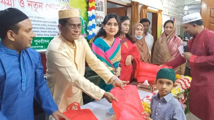 শিবগঞ্জে সুবিধাবঞ্চিত শিশুরা পেল ঈদসামগ্রী-নতুন পোশাক