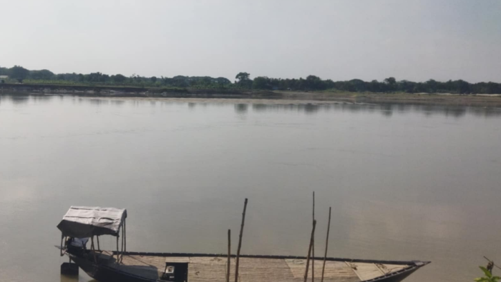 রাজবাড়ীতে গড়াই নদীর খেয়াঘাটের ইজারাদারকে তাড়িয়ে দেওয়ার অভিযোগ