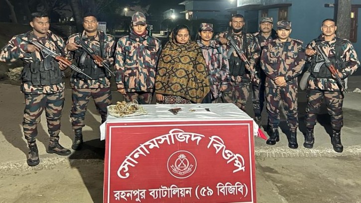 শিবগঞ্জ সীমান্তে অস্ত্র-গুলিসহ নারী আটক