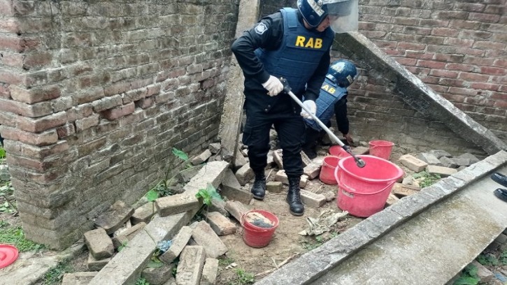 শিবগঞ্জে পরিত্যাক্ত বাড়ি থেকে ৪১টি ককটেল উদ্ধার