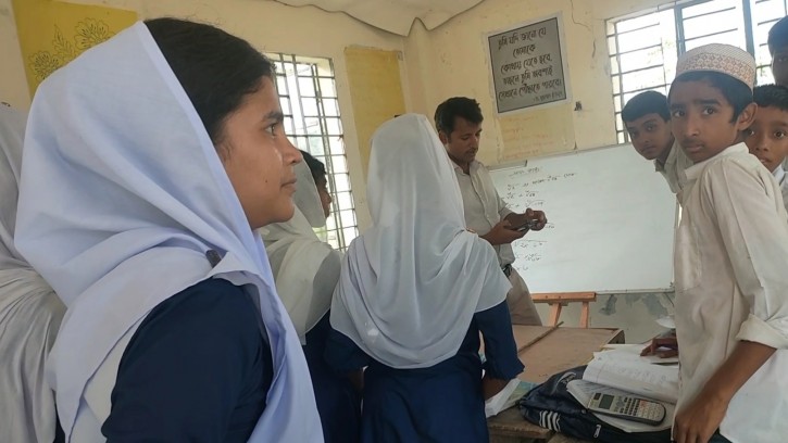 আমতলীতে বিদ্যালয় চলাকালীন প্রাইভেট পড়াচ্ছেন সহকারী শিক্ষক