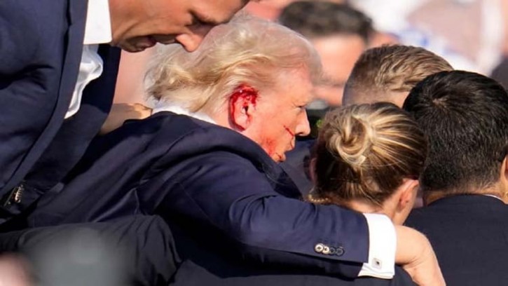 গুলিতে রক্তাক্ত ট্রাম্প নিরাপদে আছেন