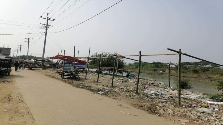 কপোতাক্ষ নদের জায়গা দখলের প্রতিযোগিতা চলছে