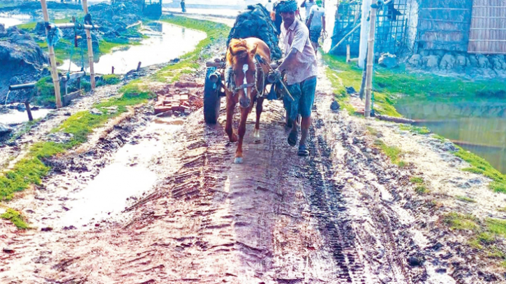 পাইকগাছার ৩ ইউনিয়নের সংযোগ সড়কের বেহাল দশা
