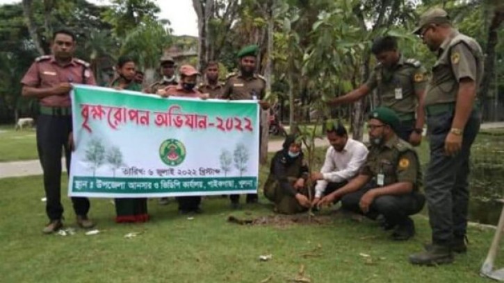 পাইকগাছায় আনসার ও ভিডিপির বৃক্ষরোপন অভিযানের উদ্ধোধন