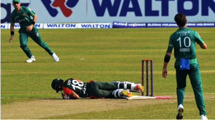 আফিফকে বল ছুড়ে মারায় আফ্রিদির জরিমানা