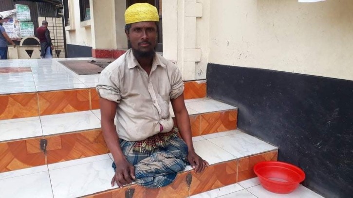 ৩০ বছর ধরে ভিক্ষাই জীবন দুই পা হারানো ইব্রাহীমের