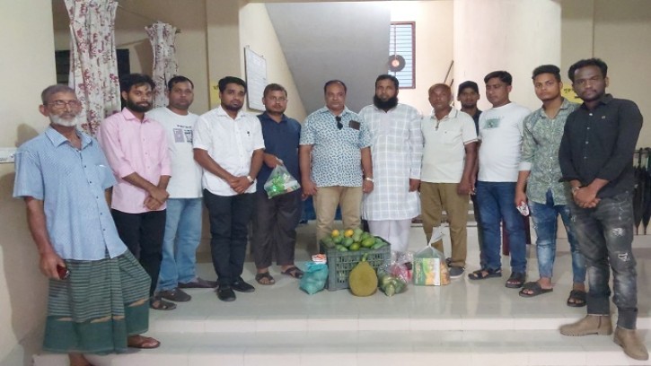 মহানন্দা প্রবীণ নিবাসে সম্প্রীতির আম,কাঁঠাল  উপহার