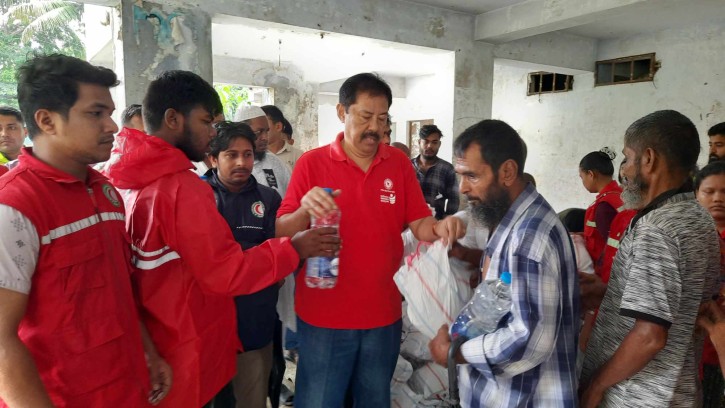 বান্দরবানে বন্যা দুর্গতদের পাশে পার্বত্যমন্ত্রী