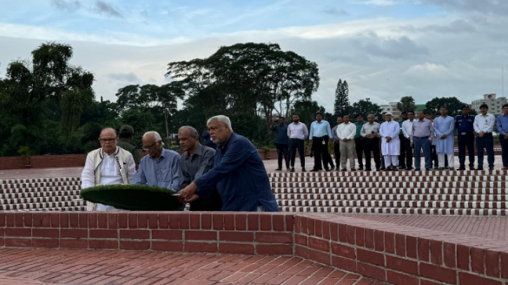 স্বরাষ্ট্র ও কৃষি উপদেষ্টাসহ নতুন চার উপদেষ্টার জাতীয় স্মৃতিসৌধে শ্রদ্ধা নিবেদন 