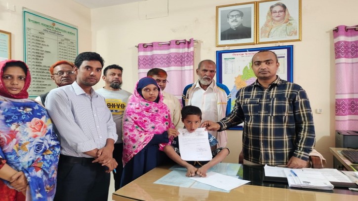 শিবগঞ্জে প্রতিবন্ধী শিশু রাফি পেল সুবর্ণ নাগরিক কার্ড, ভর্তি হলো স্কুলে