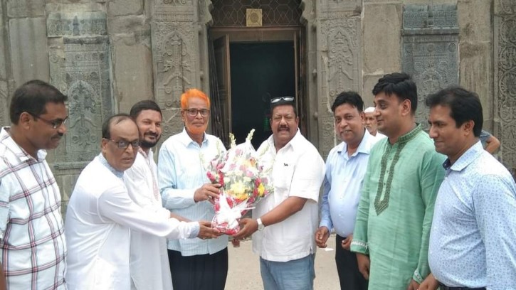 সোনামসজিদ পরিদর্শনকালে কবির বিন আনোয়ারকে ফুলেল শুভেচ্ছা