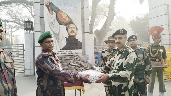 ভারতে প্রজাতন্ত্র দিবসে বিজিবিকে মিষ্টি উপহার বিএসএফের