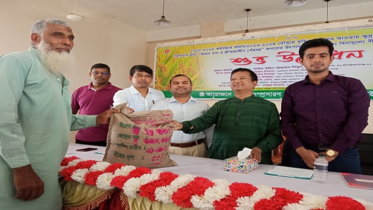 চাঁপাইনবাবগঞ্জে বিনামূল্যে ৫২৫ কৃষক পেল সার ও বীজ বিতরণ