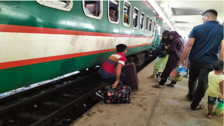 একেই বলে স্টেশন মাস্টারের দায়ীত্বহীনতা