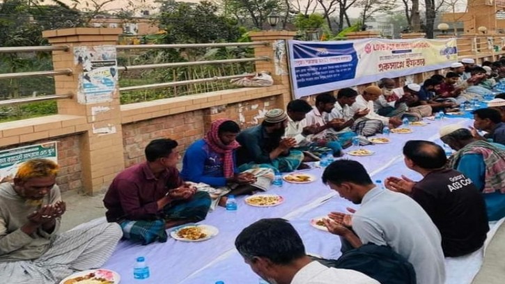 মানিকগঞ্জে পথচারীদের মাঝে 'লাভ ফর ব্লাড' এর ইফতার বিতরণ 