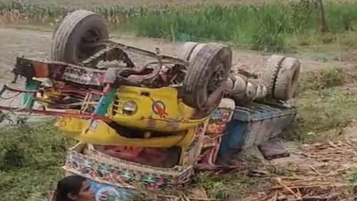 সিংগাইরে নিয়ন্ত্রণ হারিয়ে ট্রাক খাদে,  চালক নিহত