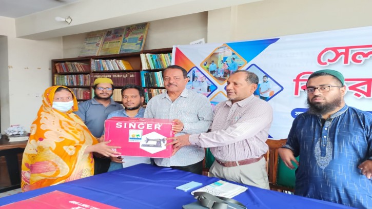 পিরোজপুরে নারীদের কর্মসংস্থান সৃষ্টিতে এইচডিটির সেলাই মেশিন বিতরণ