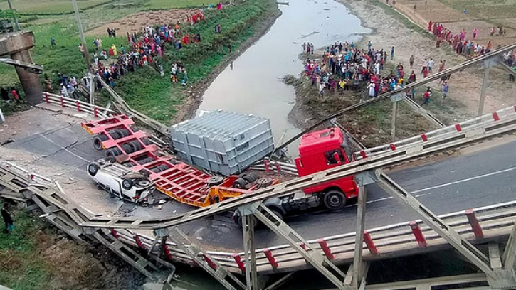 ত্রিশালে বেইলি সেতু ভেঙে নদীতে, আহত ২