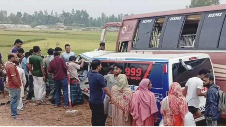 রায়গঞ্জে বাস-অ্যাম্বুলেন্সের সংঘর্ষে নিহত ৩