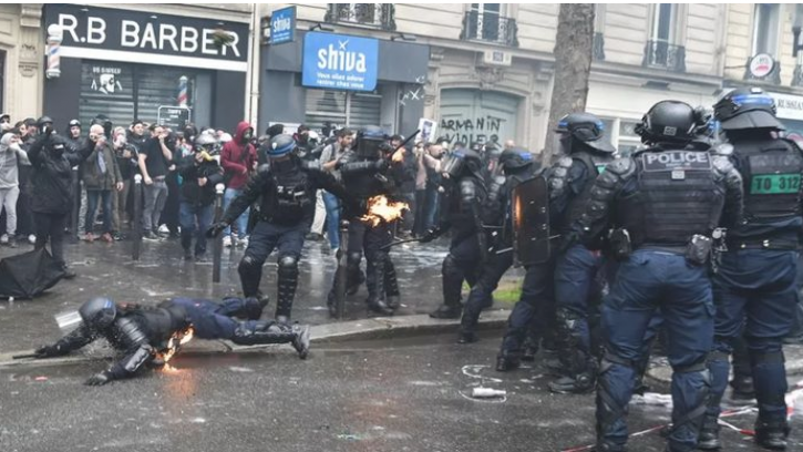 ফ্রান্সে মে দিবসে বিক্ষোভকারীদের সঙ্গে সংঘর্ষে ১০৮ পুলিশ আহত