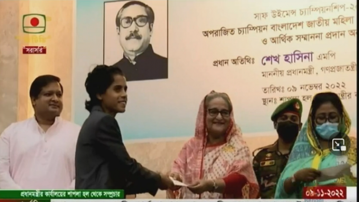  সাফজয়ী নারী ফুটবল দলকে সংবর্ধনা ও আর্থিক সম্মননা দিলেন প্রধানমন্ত্রী