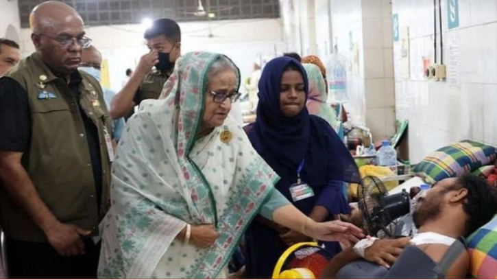 আহতদের দেখতে পঙ্গু হাসপাতালে গেলেন প্রধানমন্ত্রী