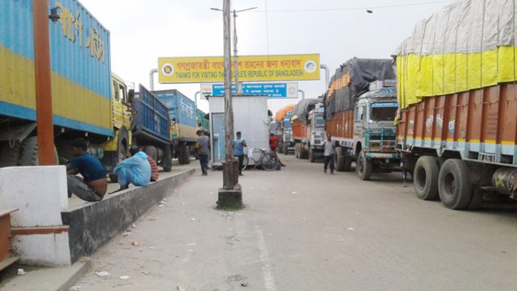 ৭ ঘন্টা বন্ধ থাকার পর বেনাপোল বন্দরে পণ্য আমদানি শুরু