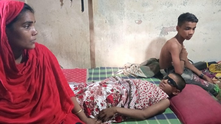 অর্থের অভাবে চোখ হারাতে বসেছে ককটেল বিস্ফোরণে আহত স্কুলছাত্র