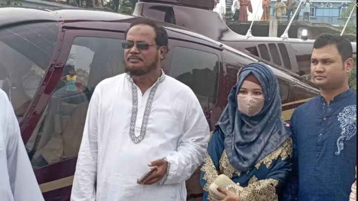 হেলিকপ্টারে স্ত্রীকে নিয়ে বাড়ি গেলেন তরুণ ব্যাংকার