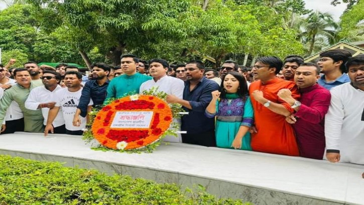 টুঙ্গিপাড়ায় বঙ্গবন্ধুর সমাধিতে ছাত্রলীগের শ্রদ্ধাঞ্জলি