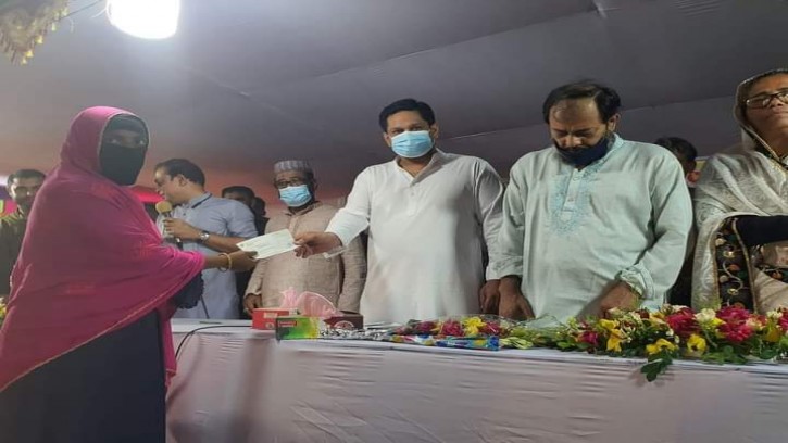 নারী উদ্যোক্তাদের হাতে সরকারি অনুদানের চেক দিলেন রাজী মোহাম্মদ ফখরুল এমপি