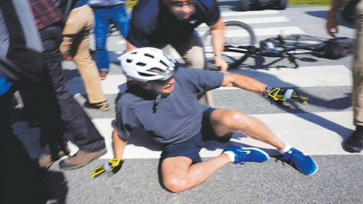  সাইকেল থেকে পড়েও অক্ষত বাইডেন