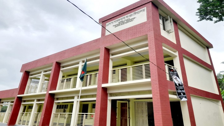 জাতীয় শোক দিবসে দায়িত্ব পালনে অবহেলার অভিযোগ প্রধান শিক্ষকের বিরুদ্ধে