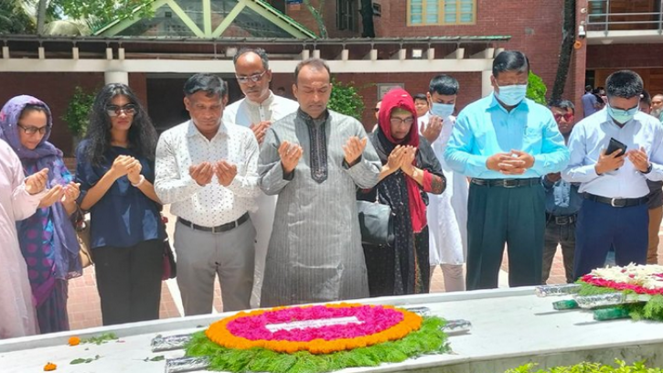 বঙ্গবন্ধুর সমাধিতে বিচারপতি মুজিবুর রহমান মিয়ার শ্রদ্ধা