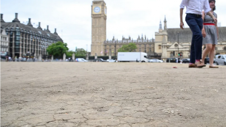 তীব্র গরমে যুক্তরাজ্যে জরুরি অবস্থা ঘোষণা