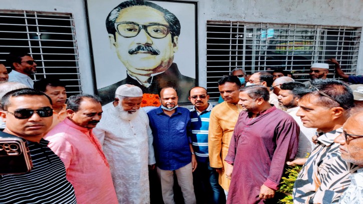 পিরোজপুরে  বঙ্গবন্ধুর প্রতিকৃতিতে আওয়ামী লীগের পুষ্পস্তবক অর্পণ