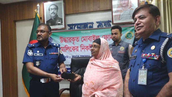 পিরোজপুরে চুরি হওয়া ৩৪ মোবাইল ফোন মালিককে ফেরত দিলেন পুলিশ সুপার