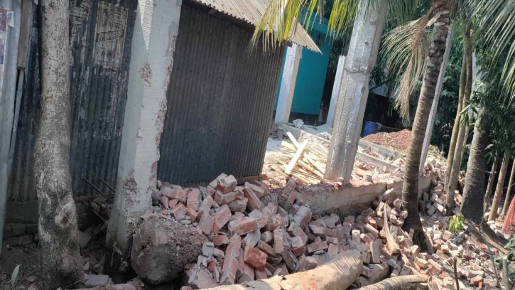 নাজিরপুরে জমি নিয়ে বিরোধে মরিচের গুঁড়ো ছিটিয়ে প্রতিপক্ষের হামলায় আহত-১২