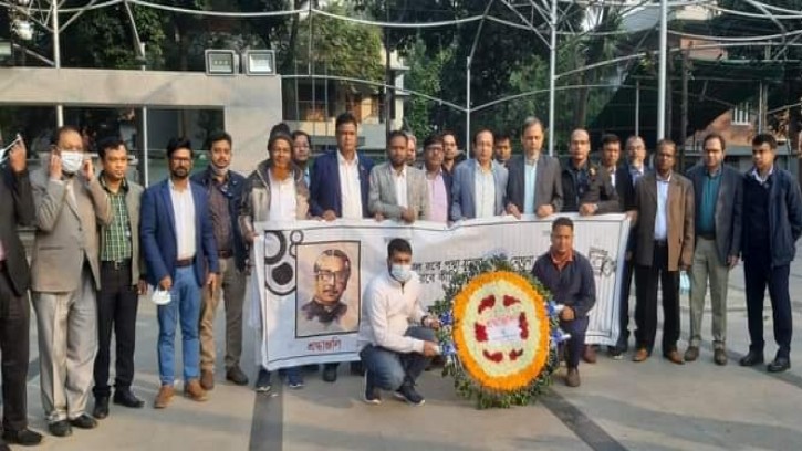 বঙ্গবন্ধুর প্রতিকৃতিতে পিডিবির নতুন চেয়ারম্যান মাহবুবুর রহমানের শ্রদ্ধা