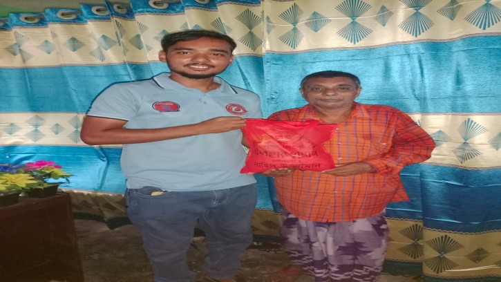 শিবগঞ্জে ৫০টি অসহায় পরিবার পেল ঈদ সামগ্রী 