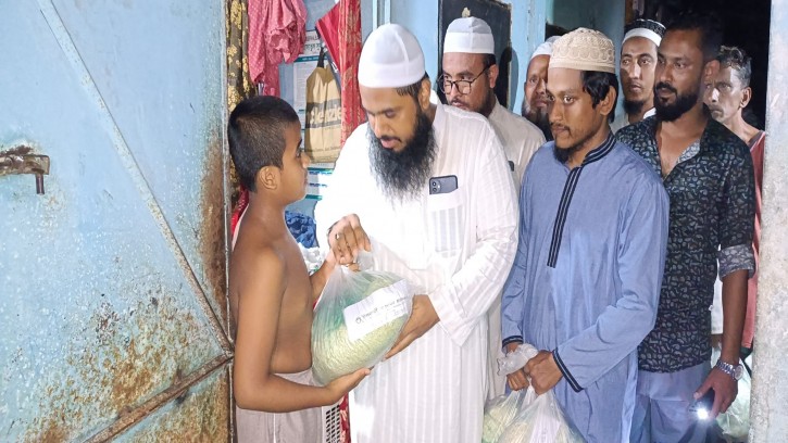 সিলেটে বন্যায় ক্ষতিগ্রস্তদের মাঝে ইসলামী আন্দোলনের খাবার বিতরণ