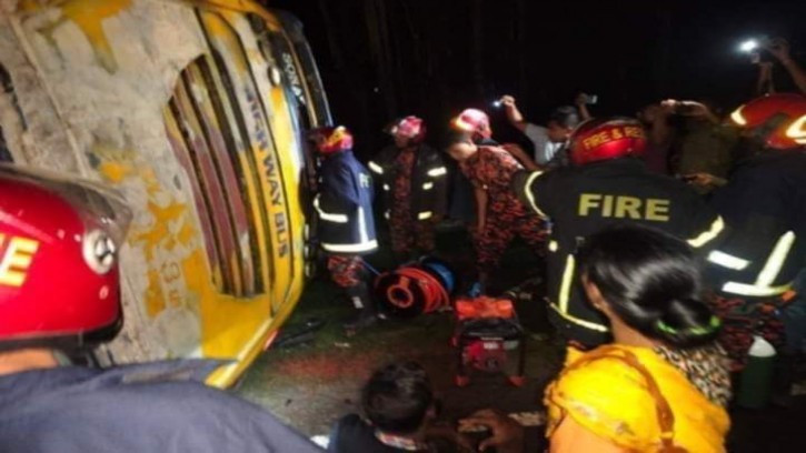 গাইবান্ধায় বাস উল্টে মোটরসাইকেল আরোহী নিহত আহত- ১০