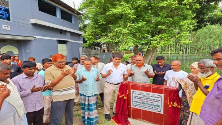 গোবিন্দগঞ্জ পৌরসভায় রাস্তার নির্মাণ কাজের উদ্বোধন করলেন মেয়র