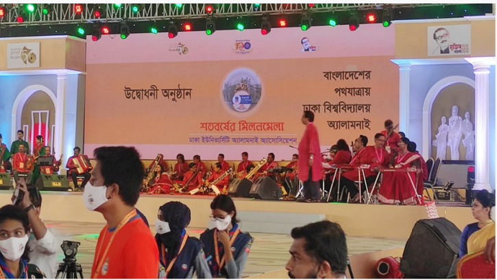 শতবর্ষের মিলনমেলায় উৎসবমুখর ঢাবি ক্যাম্পাস