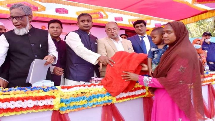 বালাগঞ্জে হতদরিদ্র মানুষের মাঝে কম্বল ও খাদ্য বিতরণ করলেন ত্রাণ প্রতিমন্ত্রী