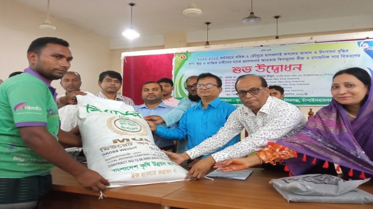 শিবগঞ্জে বিনামূল্যে ২৩৫০ কৃষক পেলেন সার-বীজ