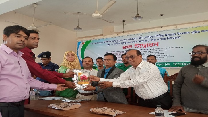 শিবগঞ্জে বিনামূল্যে ১১ হাজার ৩৭৫ কৃষক পেলেন সার-বীজ