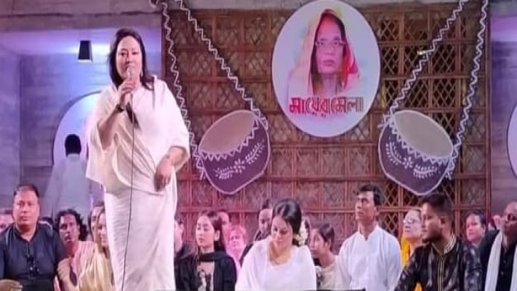 মায়ের মেলায় গান গেয়ে শ্রদ্ধা জানালেন এমপি মমতাজ